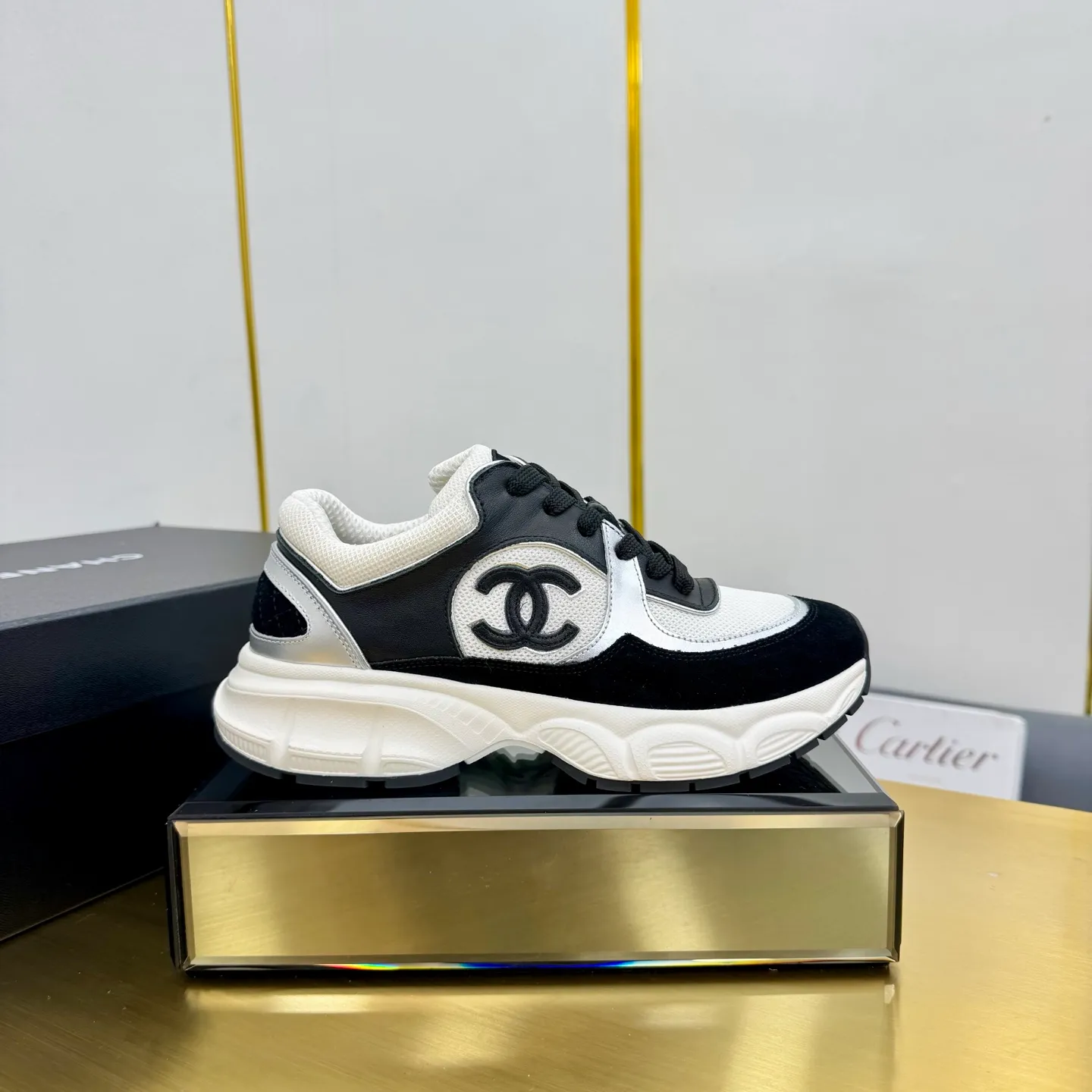 p700🐮🐮Upgraded version, upgraded version, upgraded version! No rebuttal accepted! ! ! ! Chanel Chanel dad shoes, couples' model for men and women - 2025 top casual sneakers in the counter. This classic design; the upper is electro-embroidered with various techniques; ❷The inner lining is made of: original Yangli + net ❸The outsole is based on: the original TPU combination outsole. The full set of boutique packaging for women 35–41